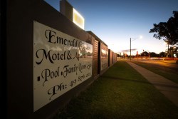 Emerald Gardens Motel & Apartments - 2 Harris St Emerald QLD 4720